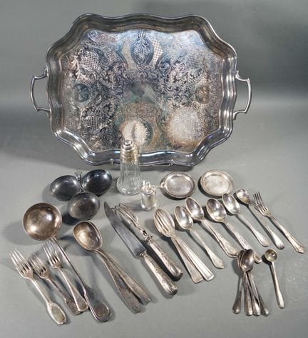 Set in METALLO argentato composto da un grande vas