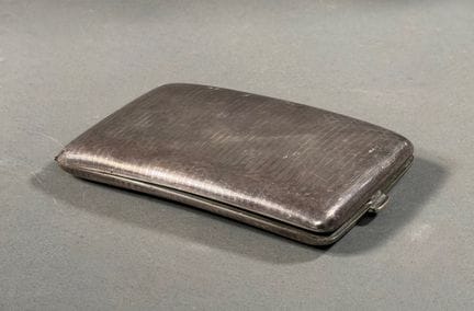 PORTASIGARETTE in argento 800 mil., con decorazion