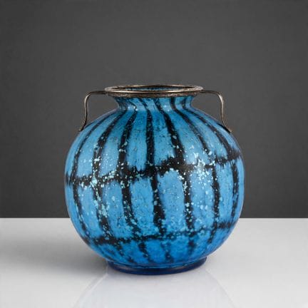 Vaso in pasta di vetro blu con decorazioni a ragna