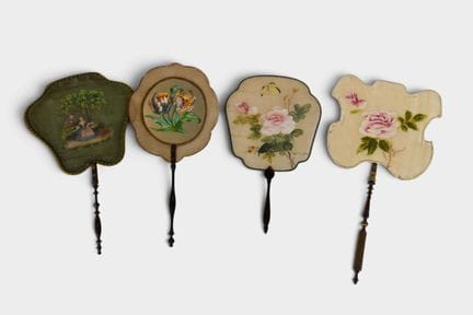 Ensemble de quatre écrans à main, trois à décors p