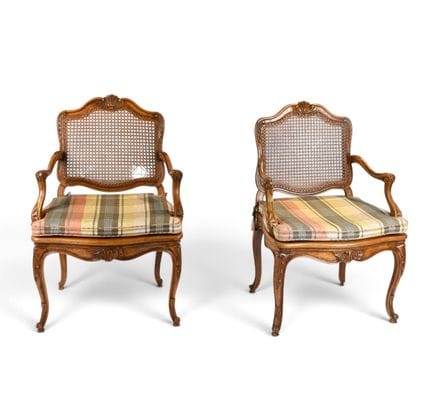 Une paire de fauteuils cannés en bois sculpté à dé
