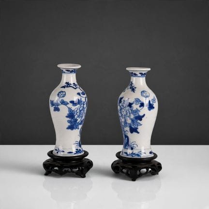 CHINE, XXe siècle 
Paire de petits vases balustre 