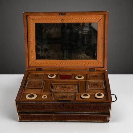 Coffret de voyage formant écritoire, en bois finem