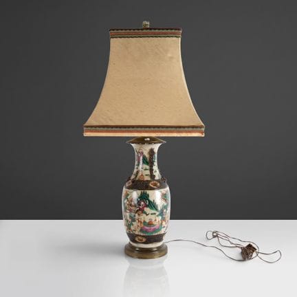 Grand vase balustre en porcelaine à décor polychro