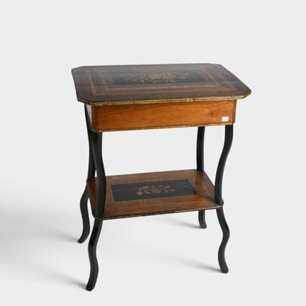 Meuble d’appoint à décor marqueté de fleurs, le pl