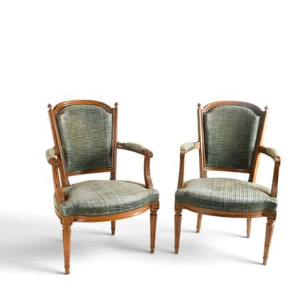Pair of cabriolet armchairs made of natural wood w
