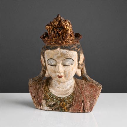 Buste de Guanyin en terre cuite polychrome 
Chine,