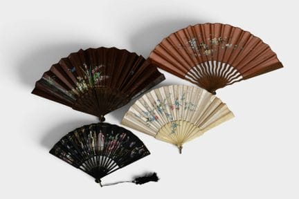 Ensemble de quatre éventails pliés comprenant: 
-u