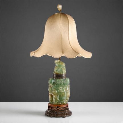 Lampe à poser ornée d'un groupe en quartz vert scu