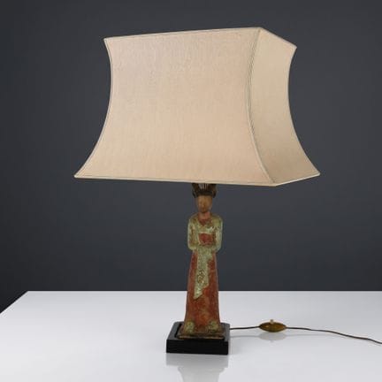 CHINE
Lampe à poser ornée d'une figure en céramiqu