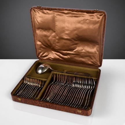 Besteckset aus Metall mit einem Dekor aus Girlande