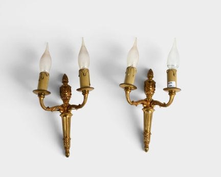Paire d'appliques à deux lumières en bronze doré à