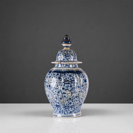 DELFT, zugeschrieben an
Fayence-Vase mit Deckel, v