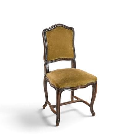 Chaise en bois mouluré, repose sur quatre pieds ré
