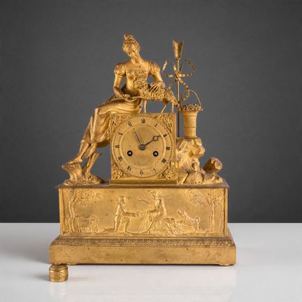 Tischuhr aus vergoldeter Bronze mit einem Motiv, d