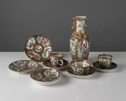 CHINE, Canton
Lot en porcelaine comprenant :
- Vas