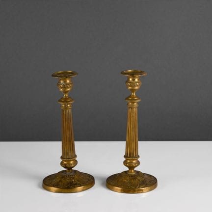 Paire de flambeaux en laiton à décor feuillagé et 