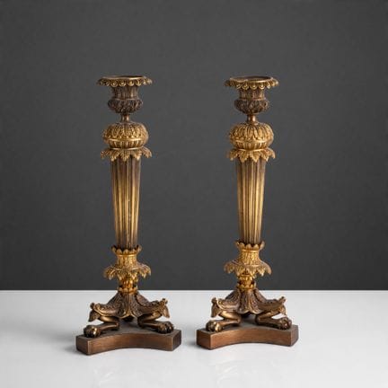 Paire de flambeaux en bronze à décor feuillagé, le