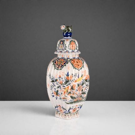 Delft, 19. Jahrhundert 
Gekrönte, geriffelte Vase 