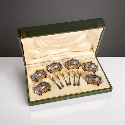 Set aus sechs Salzstreuern und den dazugehörigen L