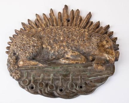 [RELIGIOSA] 
Bas relief en fonte représentant l'Ag