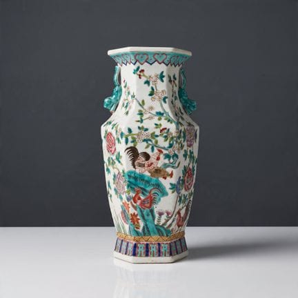 CHINE
Vase balustre à pans coupés en porcelaine à 