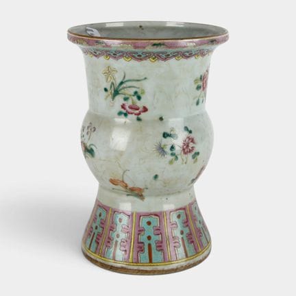 CHINE
Crachoir en porcelaine à décor dit "Famille 