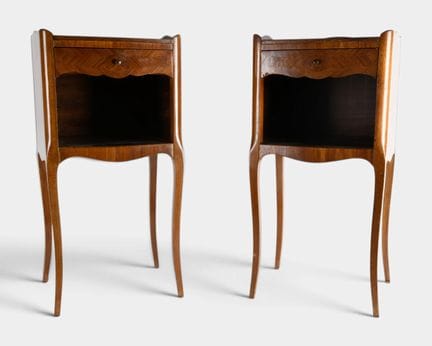 Paire de chevets en placage de bois de rose, repos