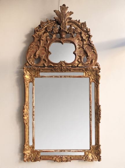 Important miroir à fronton en bois et stuc doré à 