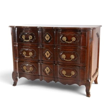 Commode dite "arbalète" en noyer mouluré, ouvre à 