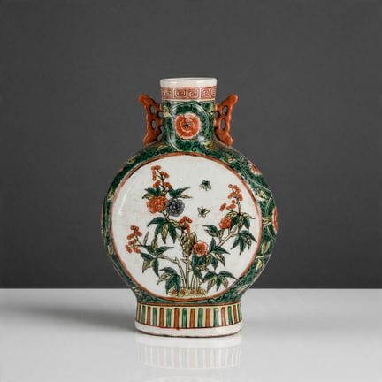 CHINE
Vase gourde méplate en porcelaine à décor po