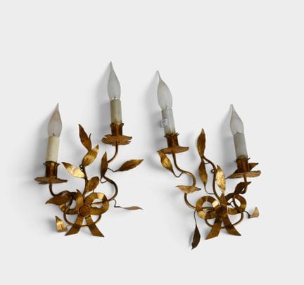 Paire d'appliques en métal doré à décor de nœud ru