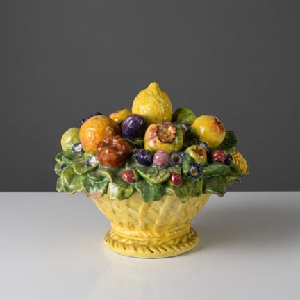 Schale aus Engobe in Form eines Obstkorbs 
Italien