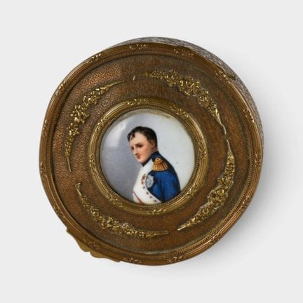 Boîte ronde en laiton ornée d'une miniature sur po