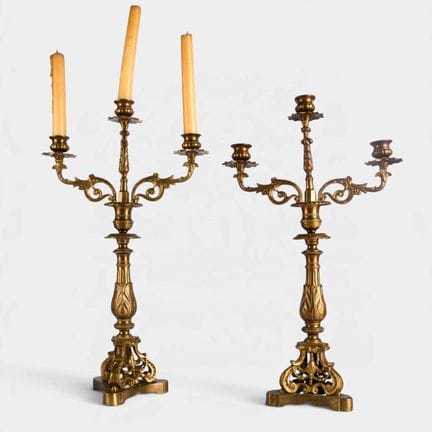 Paire de candélabres à trois lumières en bronze à 