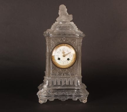 BACCARAT.
Pendule de cheminée en cristal moulé, pa