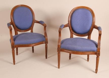 Paire de fauteuils en bois naturel mouluré et scul