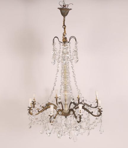 Dans le goût de BACCARAT.
Important lustre à pende