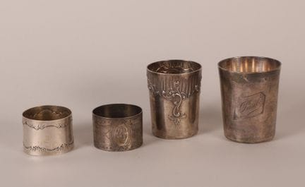 Réunion de deux timbales et deux ronds de serviett