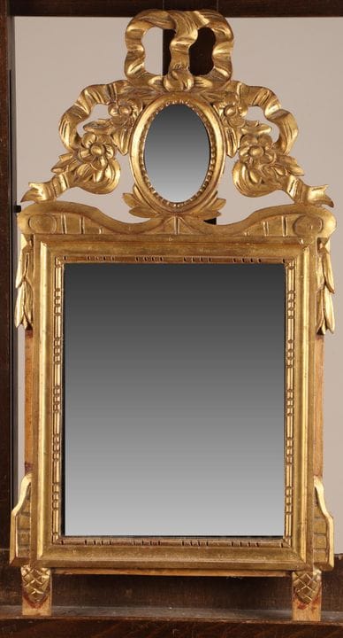 Miroir en bois et stuc doré à fronton à décor à dé