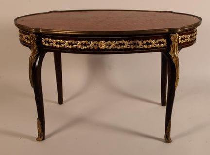 Table de milieu en acajou et placage d'acajou, à p