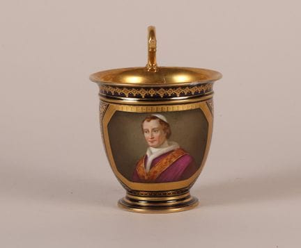 Genre de Sèvres 
Tasse en porcelaine à anse élevée