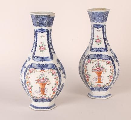 Compagnie des Indes. Paire de vases balustre à mép