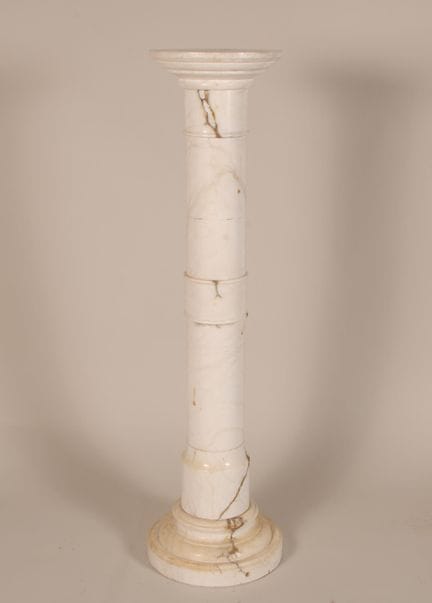 Colonne formant gaine en marbre blanc veiné à déco
