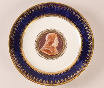 Sèvres 
Assiette en porcelaine à décor façon camée