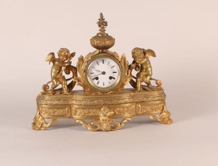 Pendule en bronze doré et ciselé à décor d'angelot