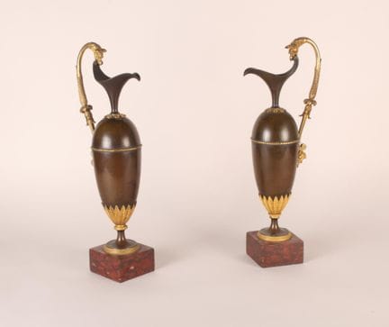 Paire d’aiguières en bronze patiné et bronze doré,