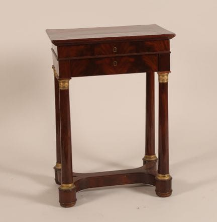 Table à ouvrage en acajou et placage d'acajou, le 