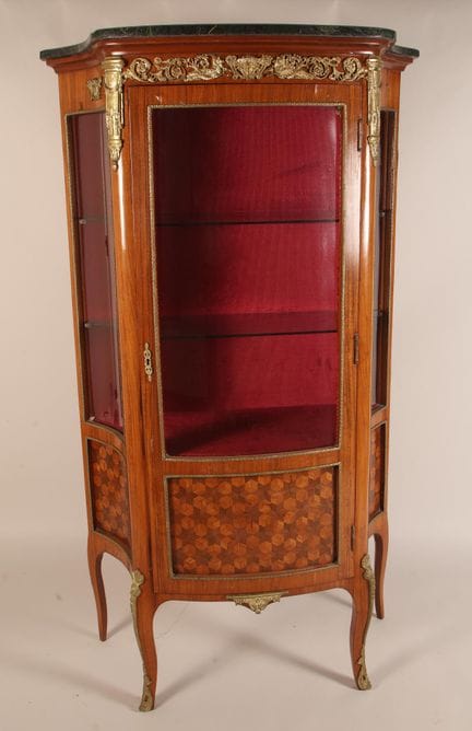 Vitrine galbée toutes faces, ouvrant par une porte