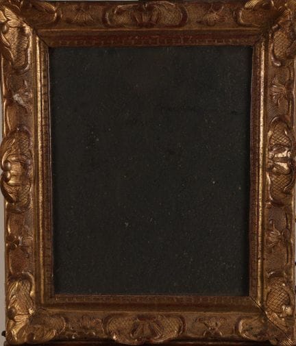 Miroir en bois et stuc doré, décor "à la Berain". 